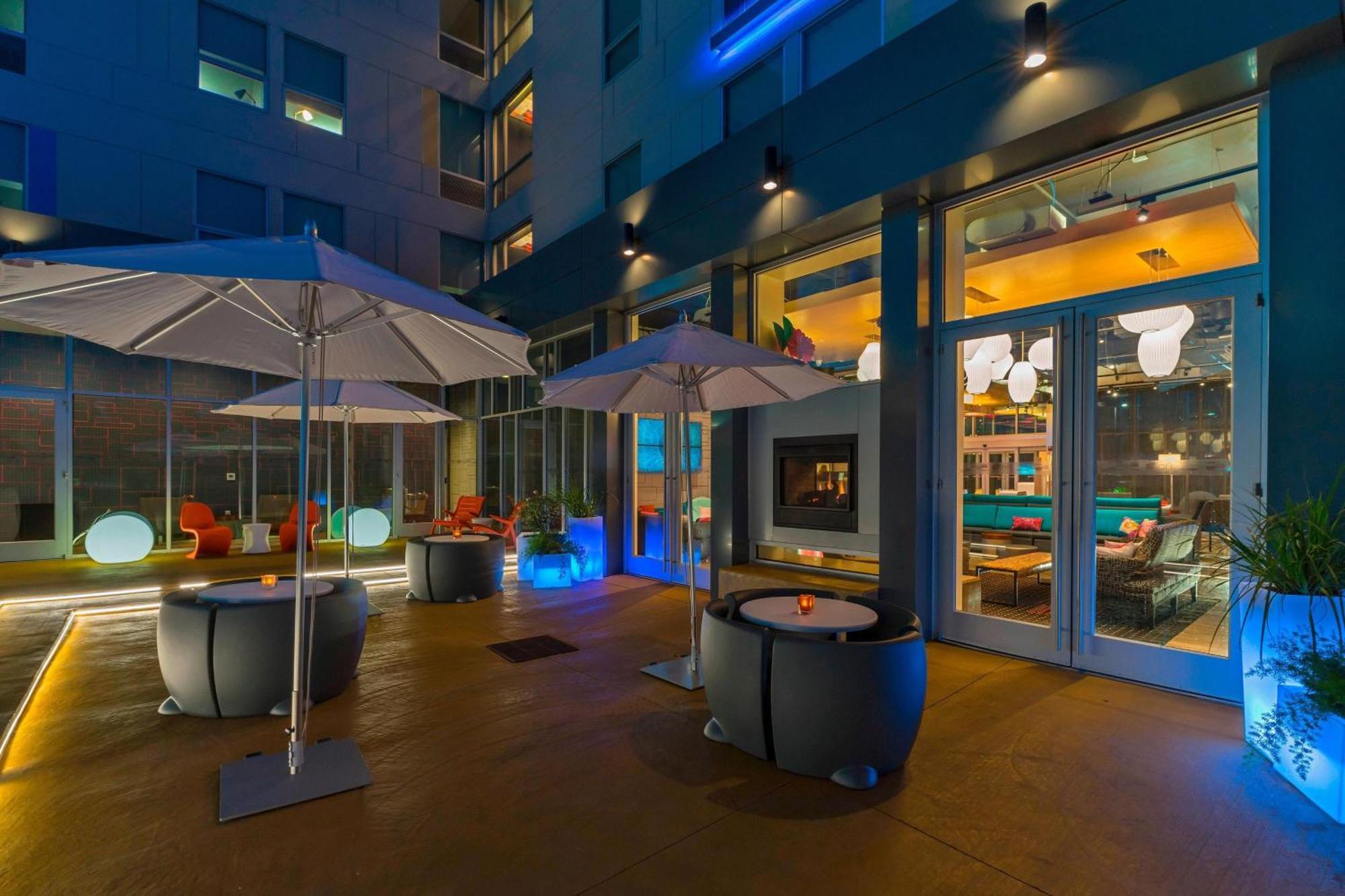 Aloft College Station Hotell Exteriör bild